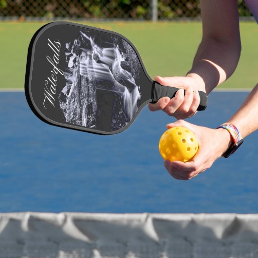 Zwarte en Witte Berg Waterval Pickleball Paddle (Insitu)