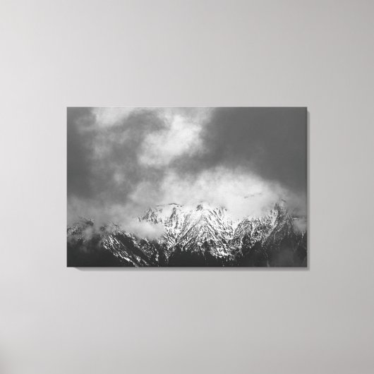 Zwarte en witte bergen in wolken canvas afdruk (Voorkant)
