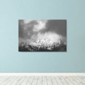 Zwarte en witte bergen in wolken canvas afdruk (Insitu (Houten vloer))