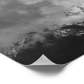 Zwarte en witte bergen in wolken poster (Hoek)
