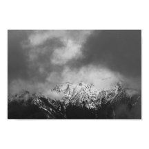 Zwarte en witte bergen in wolken