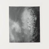 Zwarte en witte bergen in wolken wandkleed (Voorkant)