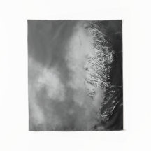 Zwarte en witte bergen in wolken