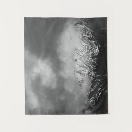 Zwarte en witte bergen in wolken wandkleed