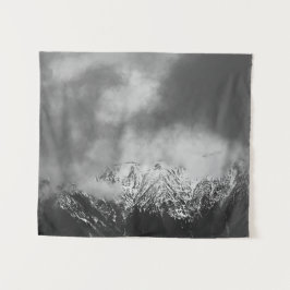 Zwarte en witte bergen in wolken wandkleed