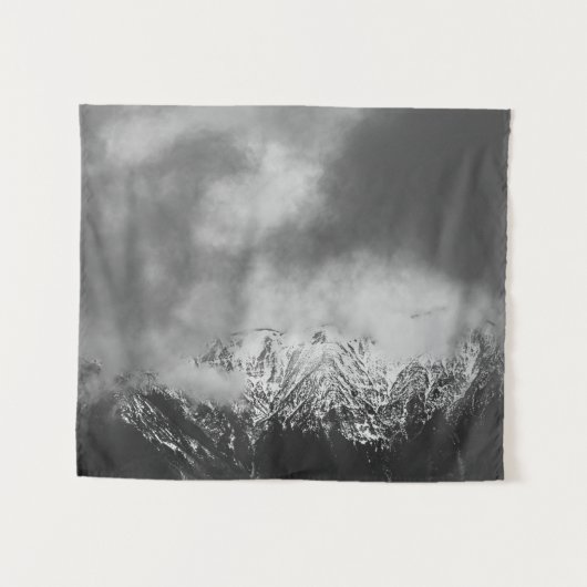 Zwarte en witte bergen in wolken wandkleed (Voorkant (horizontaal))