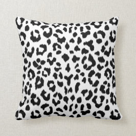 zwarte en witte bladluipdruk met monogram kussen