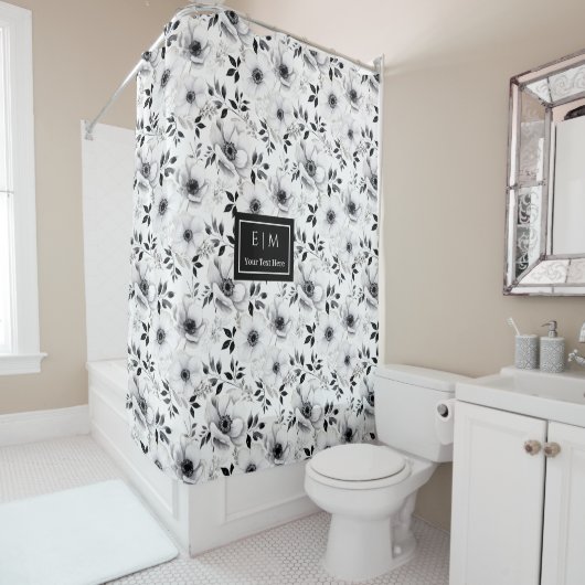 Zwarte en witte bloemen douchegordijn met strakke (In situ)