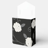 Zwarte en witte bloemen en rode glitter bedankdoosjes (Geopend)