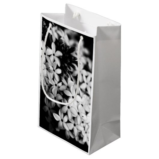 Zwarte en witte bloemen klein cadeauzakje (Achterkant Gekanteld)