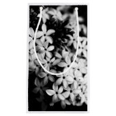 Zwarte en witte bloemen klein cadeauzakje (Voorkant)