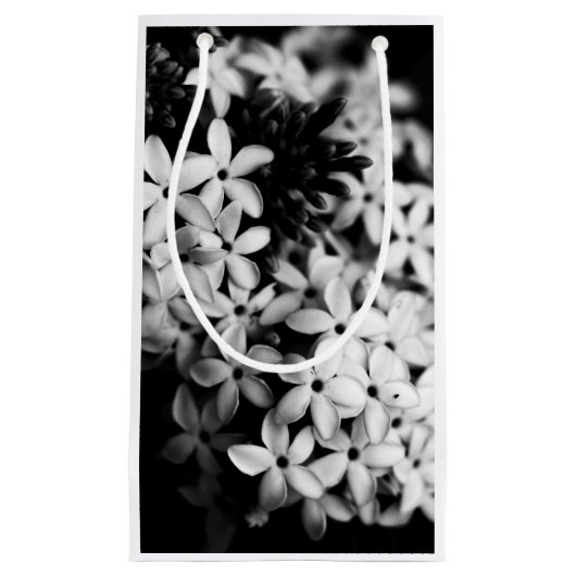 Zwarte en witte bloemen klein cadeauzakje (Voorkant)