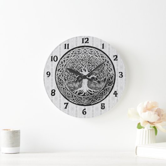 Zwarte en witte boom met een grote klok in het lev (Huis)