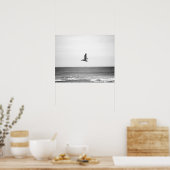 Zwarte en witte bruine pelikaan die over de oceaan poster (Keuken)