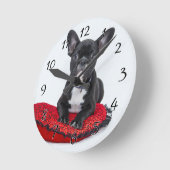 Zwarte en Witte Bulldog Terrier op Red Pillow Ronde Klok (Hoek)