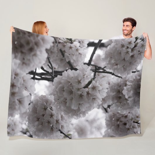 Zwarte en Witte Cherry Blossom Fleece Deken (In situ)