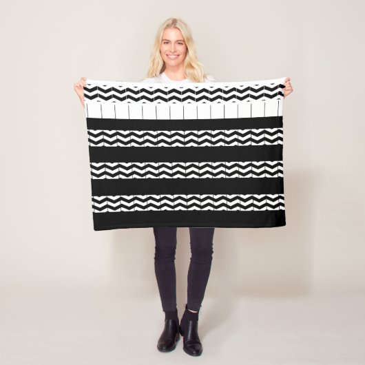 ZWARTE EN WITTE CHEVRON FLEECE DEKEN (In situ)