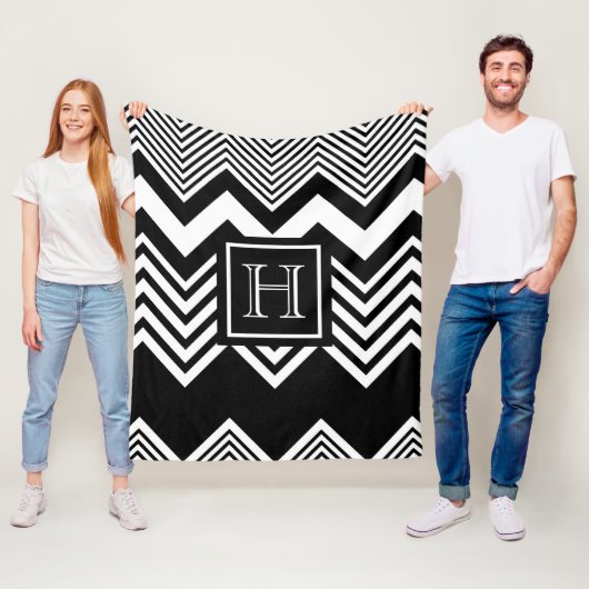 Zwarte en witte Chevron Fleece Deken (In situ)