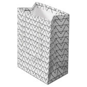 Zwarte en witte Chevron Stripe Medium Cadeauzakje (Achterkant Gekanteld)