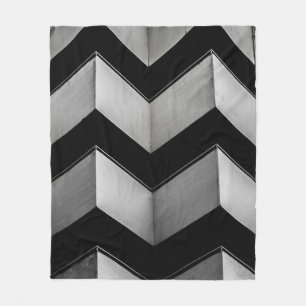 ZWARTE EN WITTE CHEVRON WALLPAPIER FLEECE DEKEN
