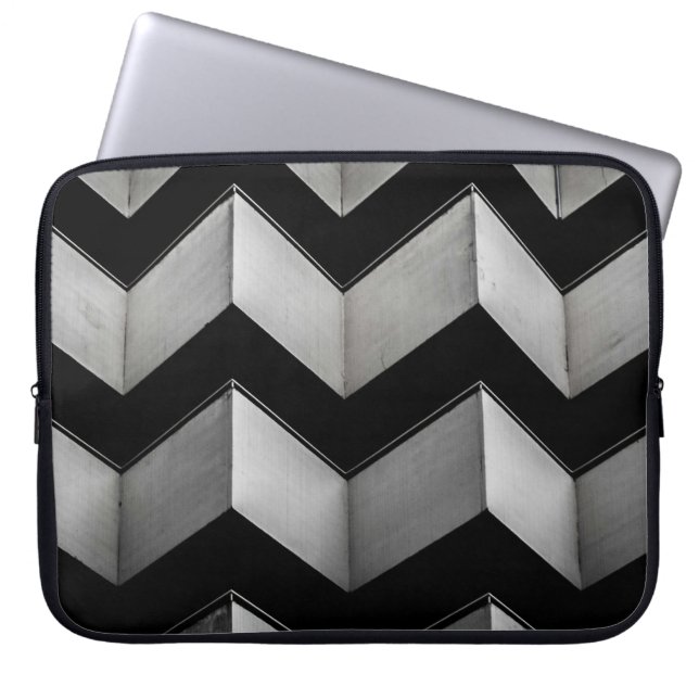 ZWARTE EN WITTE CHEVRON WALLPAPIER LAPTOP SLEEVE (Voorkant)