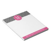 Zwarte en Witte Chevrons Aangepast Roze Monogram Notitieblok (Schuin)