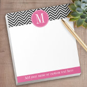 Zwarte en Witte Chevrons Aangepast Roze Monogram Notitieblok