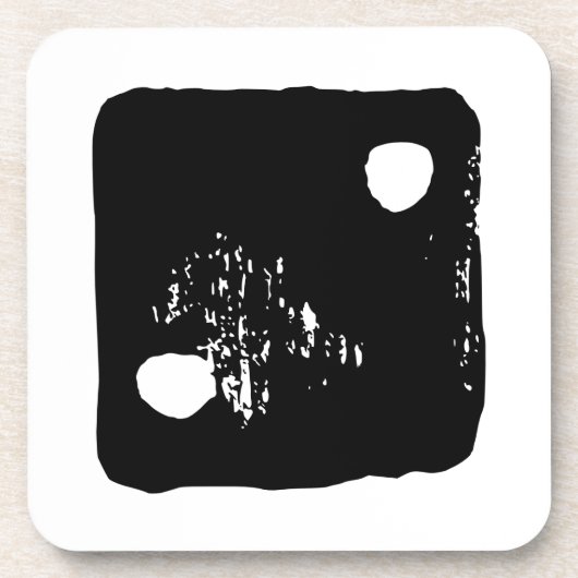 Zwarte en witte dobbelstenen #2 Rustieke Linocut Bier Onderzetter (Voorkant)