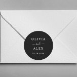 Zwarte en witte envelop ronde sticker<br><div class="desc">De zwart-wit gepersonaliseerde bruiloft monogram envelop afdichtingen maakt een geweldige familie activiteit. Personaliseer dit digitale grafische ontwerp met uw informatie. Maakt een uitstekend huwelijksgeschenk.</div>
