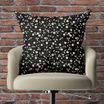 Zwarte en witte Floral Kussen<br><div class="desc">Een mooi patroon van witte bloemen en wijnstokken op zwart,  dit accentkussen komt in vele maten en materialen en is een leuke aanvulling op uw interieur. OVEREENKOMENDE objecten in ons collectie.</div>
