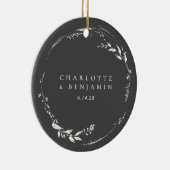 Zwarte en Witte Floral Wreatmonogram Naam Keramisch Ornament (Rechts)