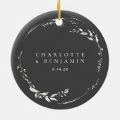 Zwarte en Witte Floral Wreatmonogram Naam Keramisch Ornament (Achterkant)