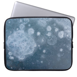 Zwarte en witte florale textiel laptop sleeve
