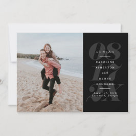Zwarte en witte foto met vetgedrukte datum save the date