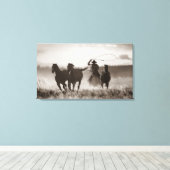Zwarte en witte foto van een Cowboy Lassoing Horse Canvas Afdruk (Insitu (Houten vloer))