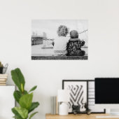 Zwarte en witte foto van een jongen en meisje.. poster (Thuiskantoor)