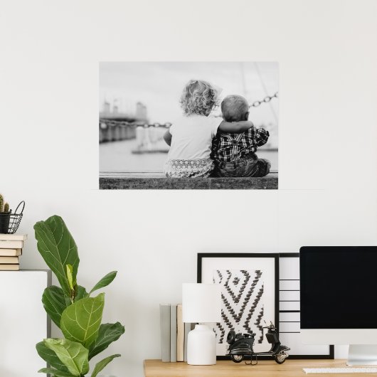 Zwarte en witte foto van een jongen en meisje.. poster (Thuiskantoor)