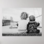 Zwarte en witte foto van een jongen en meisje.. poster (Voorkant)