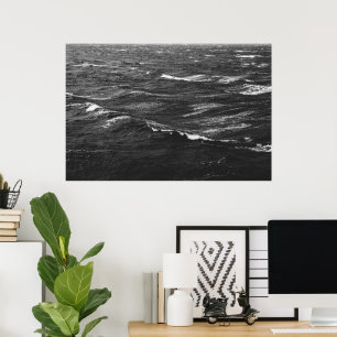Zwarte en witte foto van een stormachtig zee poster