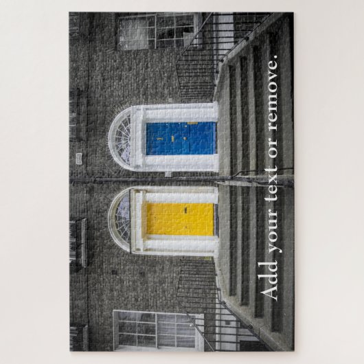 Zwarte en witte foto van geverfde deuren in Dublin Legpuzzel (Verticaal)