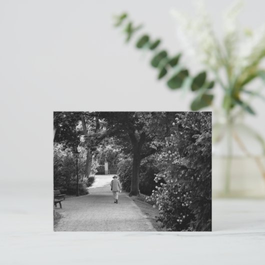 Zwarte en witte foto van oud man in het park briefkaart (Staand voorkant)