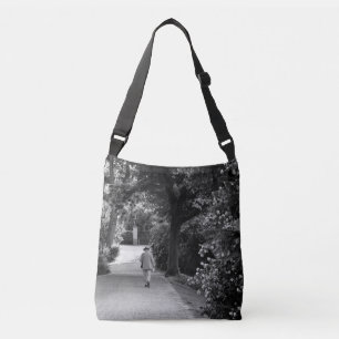 Zwarte en witte foto van oud man in het park crossbody tas