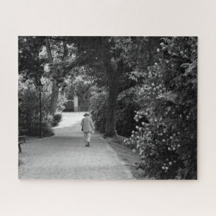 Zwarte en witte foto van oud man in het park legpuzzel