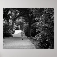 Zwarte en witte foto van oud man in het park