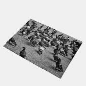 Zwarte en witte fotografie van vele duiven deurmat (Schuin)