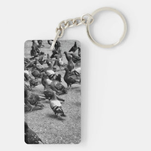 Zwarte en witte fotografie van vele duiven sleutelhanger
