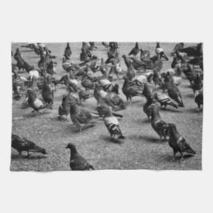 Zwarte en witte fotografie van vele duiven theedoek