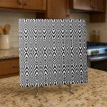 Zwarte en witte geometrische mozaïekoptische illus tegeltje<br><div class="desc">Moderne en unieke decoratieve tegel met een naadloos patroon van geometrische vormen in zwart-wit. Textuur met optische illusie-effect.</div>