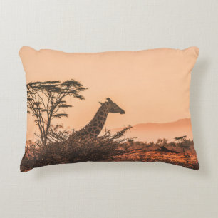 ZWARTE EN WITTE GIRAFFE OP GEBIED VAN BROWN GRAS ACCENT KUSSEN