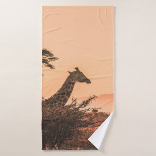 ZWARTE EN WITTE GIRAFFE OP GEBIED VAN BROWN GRAS BADHANDDOEK
